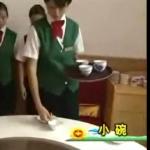 餐厅服务员的餐巾、端托与摆台服务（下）