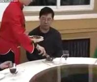 餐厅上菜及撤换菜品、餐酒用具服务技巧